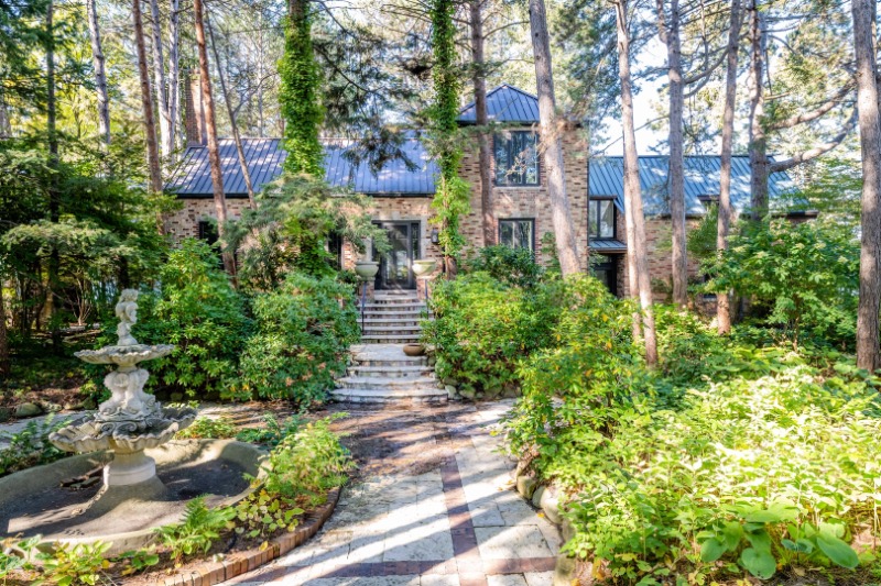 A gorgeous landscaped walkway welcomes visitors at the front entrance of Pine Grove Estates vacation rental in Stevensville, MI.